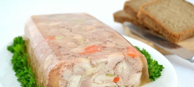 Рулет из индейки в желе