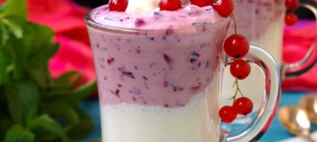 Смузи с творогом и чёрной смородиной