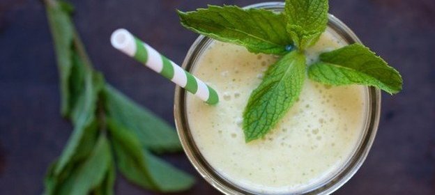 Смузи с ананасом, мятой и кешью