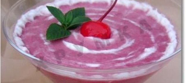 Вишневый смузи с йогуртом и овсяными хлопьями