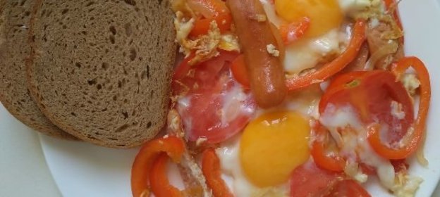 Яичница с сосисками