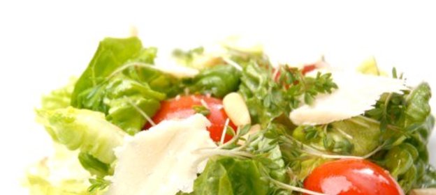 Зеленый салат с черри и кедровыми орешками