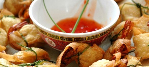 Вонтоны с креветками с джемом из чили