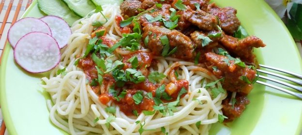 Спагетти с печенью и томатным соусом