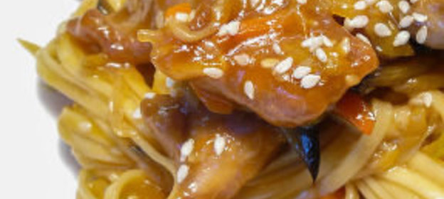 Кисло-сладкая лапша со свининой и овощами