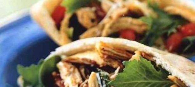 Лепешка пита с куриным салатом