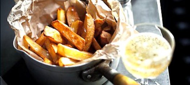 Картофель с соусом дзадзики и морской солью