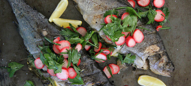 Форель на гриле с салатом из маринованной