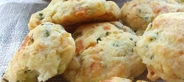 Сырное печенье с зеленым луком