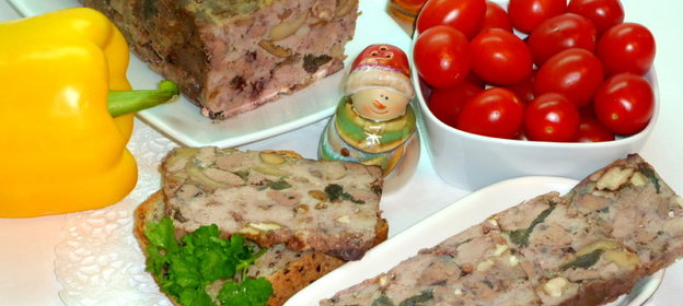 Террин из индейки с куриной печенью и солеными лесными грибами