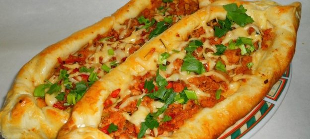 Пиде с фаршем (турецкая лепешка)