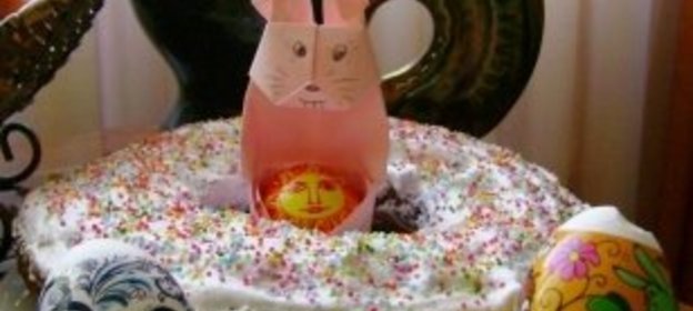 Кекс с пасхальным зайцом и крашенками
