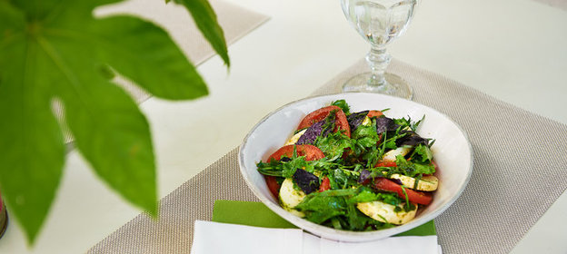 Салат из томатов с сыром и зеленью