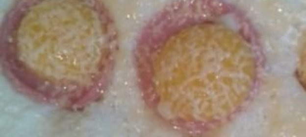 Яичница с колбасой и сыром