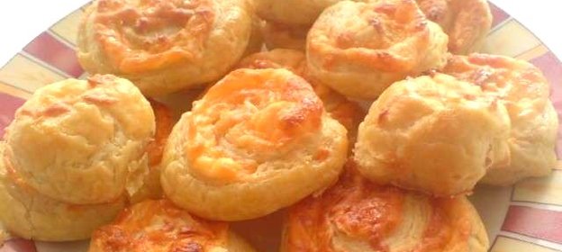 Булочки с сыром из слоеного теста