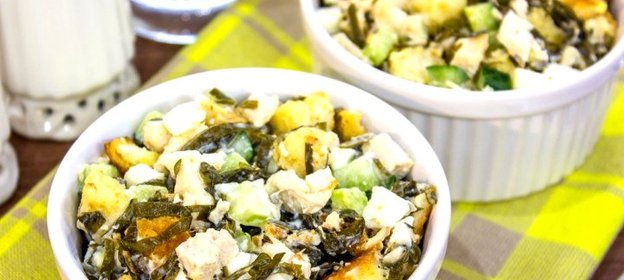 Салат с морской капустой, куриным филе и сухариками