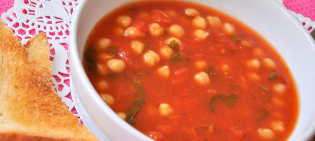 Томатный суп с нутом на курином бульоне
