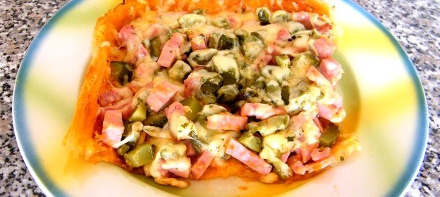 Пицца из слоеного теста на скорую руку