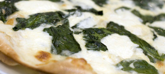 Пицца с шпинатом и моцареллой