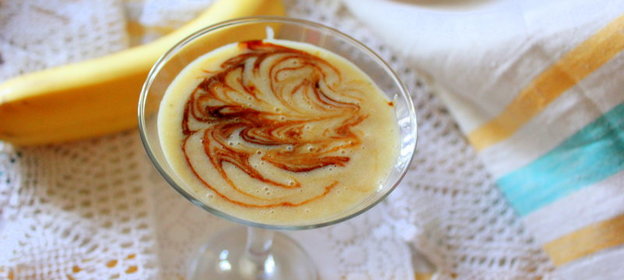 Смузи с манго, бананом и сиропом кэроб