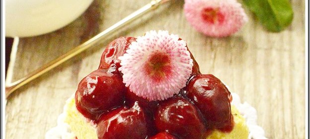 Творожная запеканка с вишневым соусом