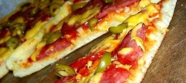 Пицца с салями и оливками