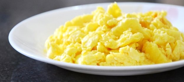 Яичница-болтунья с сыром