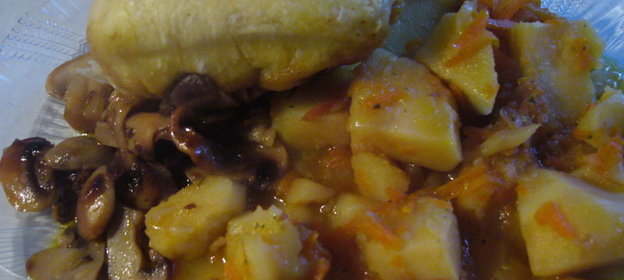 Тушеная картошка с паровыми булочками на грибной подушке