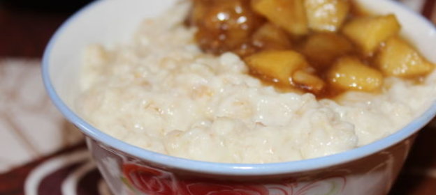 Плов с лепешкой, фруктами, шафраном и корицей