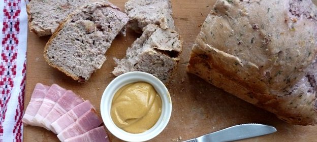 Закусочный хлеб с луком и беконом на отваре из краснокочанной капусты(для ХП)