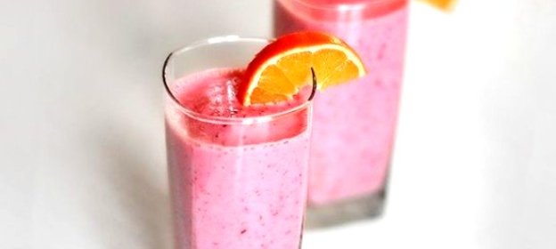 Фруктовый смузи в блендере