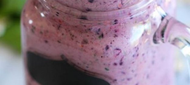 Смузи с голубикой и бананом