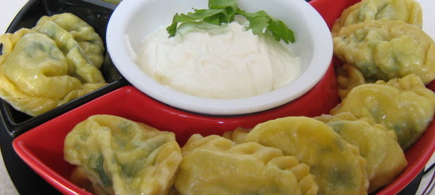 Паровые вареники с зеленью и яйцом