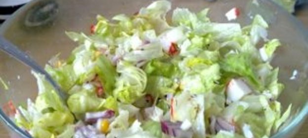 Зеленый салат с крабовыми палочками