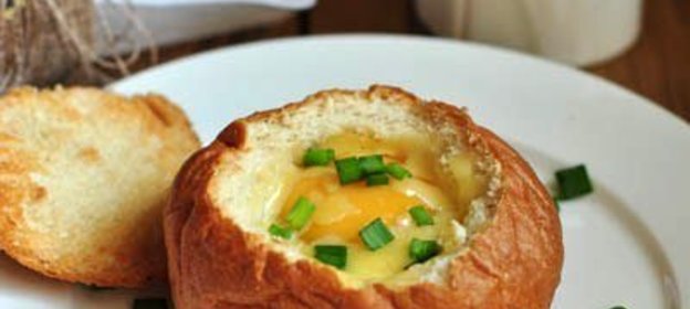 Яичница в булке с ветчиной