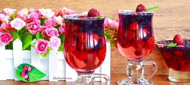 Ягоды в малиновом желе.