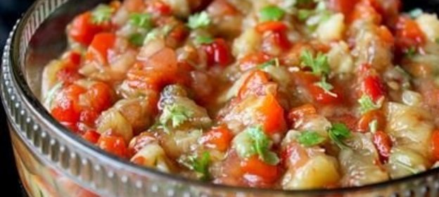 Салат из запеченных баклажанов и перца