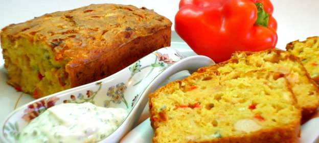 Закусочный кекс с кабачком, сыром и курицей
