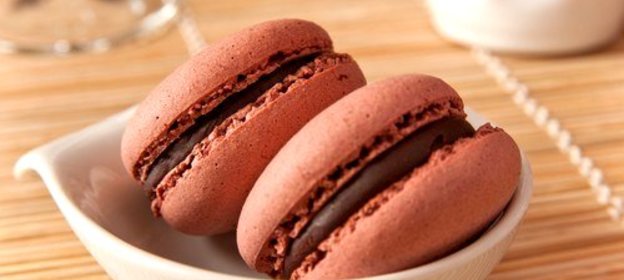 Миндальные пирожные макароны с шоколадной начинкой