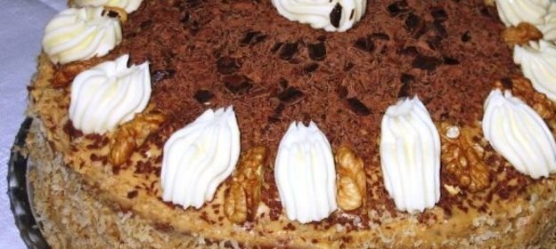 Десерт молочный с орехами и изюмом