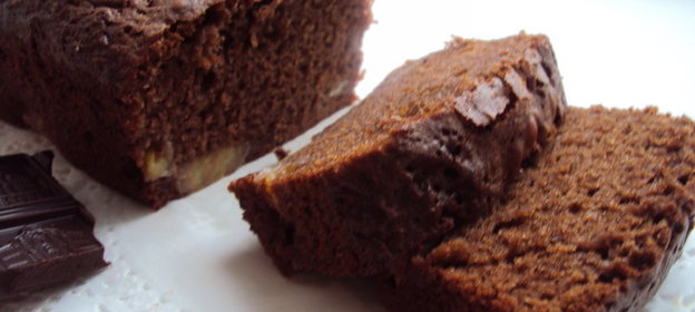 Шоколадный кекс с бананом и базиликом