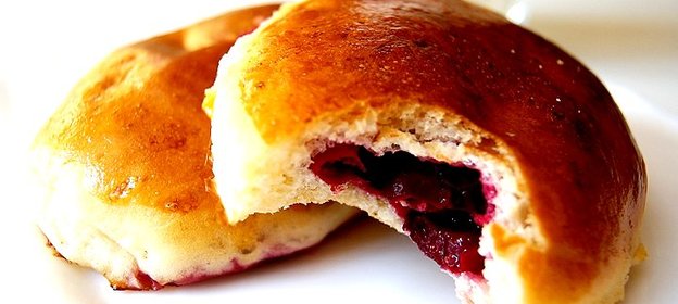 Сладкие пирожки с вишней