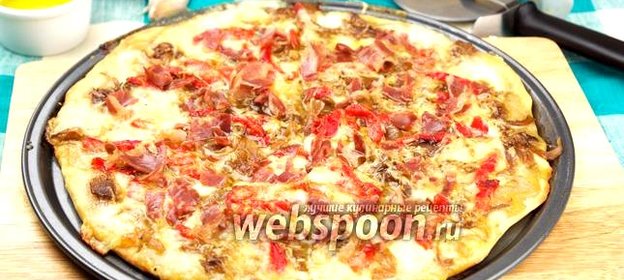 Пицца с моцареллой, прошутто и луком