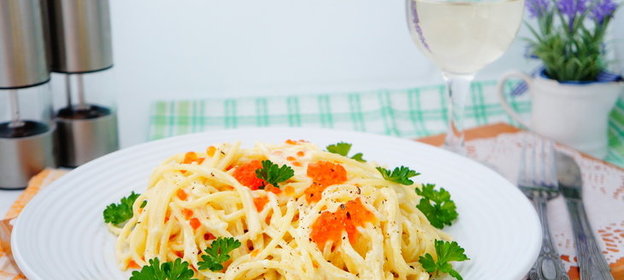 Паста со сливочным соусом и красной икрой