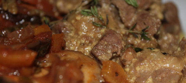 Канапе из черного хлеба с рублеными яйцами и ветчиной