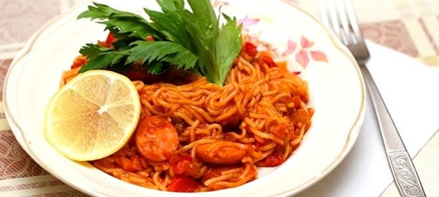 Спагетти с сосиской и соусом