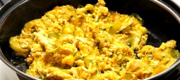 Соленая треска с картофельной соломкой и болтуньей