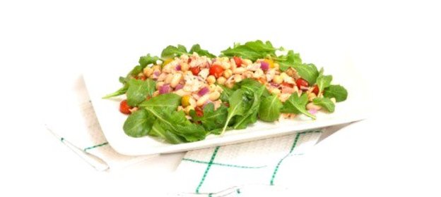 Салат из рукколы, тунца и белой фасоли