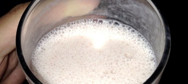 Смузи с бананом и клубникой