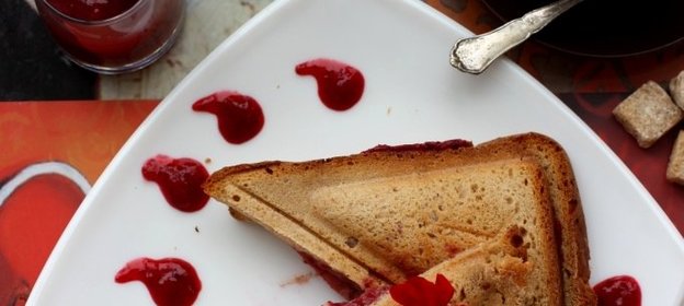 Горячий сендвич Докторский с мятным хлебом и бруснично-мятным соусом (тест-драйв с Окраиной)